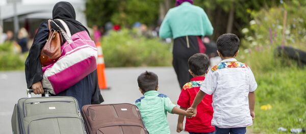 Demandeurs d’asile sur le chemin Roxham, près de la frontière américano-canadienne, 6 août 2017 - Sputnik Afrique