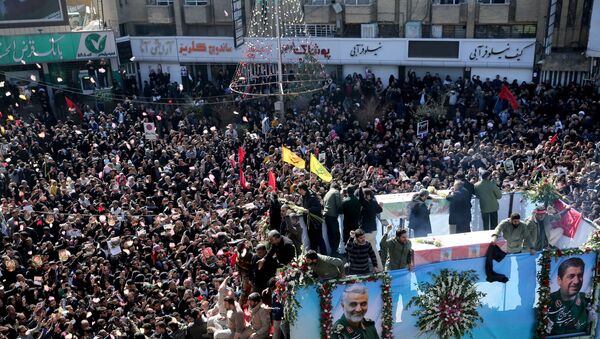 Iranian people attend a funeral procession and burial for Iranian Major-General Qassem Soleimani, head of the elite Quds Force, who was killed in an air strike at Baghdad airport, at his hometown in Kerman, Iran January 7, 2020. Mehdi Bolourian/Fars News Agency/WANA (West Asia News Agency) via REUTERS ATTENTION EDITORS - THIS IMAGE HAS BEEN SUPPLIED BY A THIRD PARTY - Sputnik Afrique