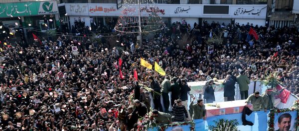 Iranian people attend a funeral procession and burial for Iranian Major-General Qassem Soleimani, head of the elite Quds Force, who was killed in an air strike at Baghdad airport, at his hometown in Kerman, Iran January 7, 2020. Mehdi Bolourian/Fars News Agency/WANA (West Asia News Agency) via REUTERS ATTENTION EDITORS - THIS IMAGE HAS BEEN SUPPLIED BY A THIRD PARTY - Sputnik Afrique