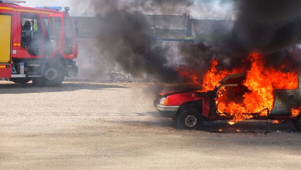 Une voiture brûlée (image d'illustration) - Sputnik Afrique