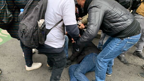 Un manifestant blessé lors de la grève contre la réforme des retraites, le 9 janvier à Paris - Sputnik Afrique