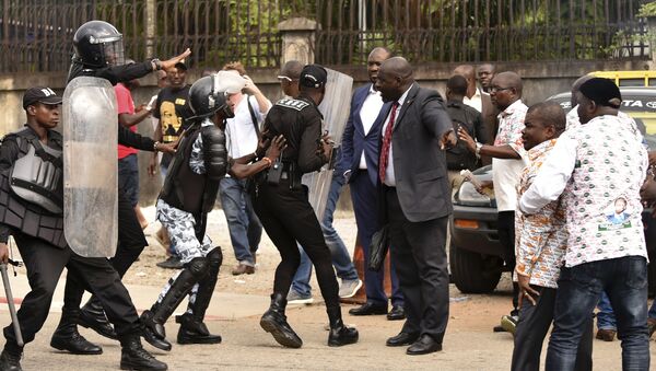 Des policiers anti-émeutes face aux membres du GPS (le parti de Guillaume Soro). - Sputnik Afrique