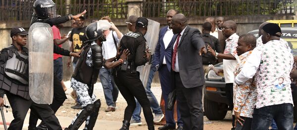 Des policiers anti-émeutes face aux membres du GPS (le parti de Guillaume Soro). - Sputnik Afrique