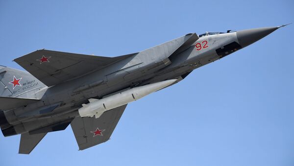Un chasseur multirôle MiG-31 doté d'un missile hypersonique Kinjal - Sputnik Afrique