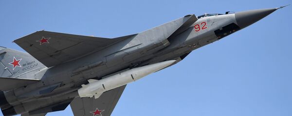 Un chasseur multirôle MiG-31 doté d'un missile hypersonique Kinjal - Sputnik Afrique
