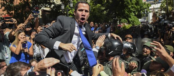 Самопровозглашенный исполняющий обязанности президента Венесуэлы Хуан Гуайдо в окружении журналистов по пути в Национальное собрание, Каракас - Sputnik Afrique
