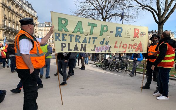 38e journée de grève contre la réforme des retraites avec la participation des Gilets jaunes le 11 janvier à Paris - Sputnik Afrique