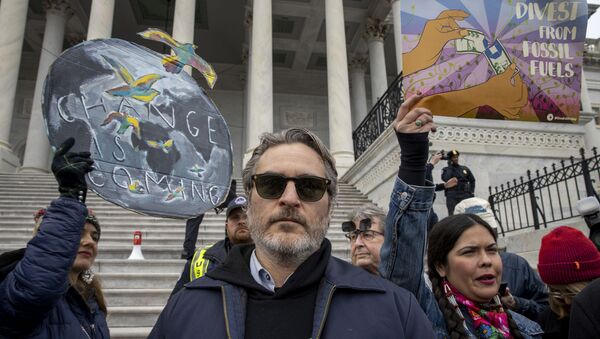 Joaquin Phoenix participe à une manifestation sur les marches du Capitole - Sputnik Afrique