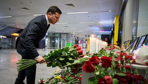 Le Président ukrainien Volodymyr Zelensky dépose des fleurs pour commémorer les victimes de l'accident du Boeing 737-800 d'Ukraine International Airlines - Sputnik Afrique