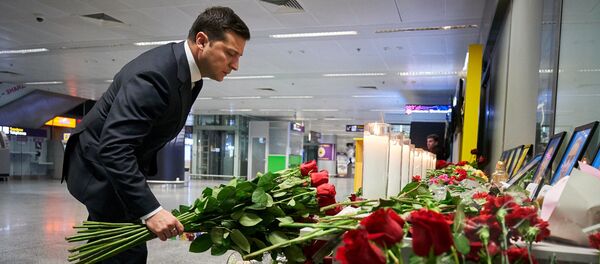 Le Président ukrainien Volodymyr Zelensky dépose des fleurs pour commémorer les victimes de l'accident du Boeing 737-800 d'Ukraine International Airlines - Sputnik Afrique