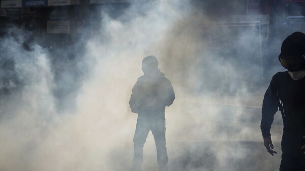 Des agents de la police couverts du gaz lacrymogène à Lyon. Photo d'archive  - Sputnik Afrique