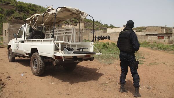 Un policier devant le Campement Kangaba, un hôtel de luxe près de Bamako, au Mali - Sputnik Afrique
