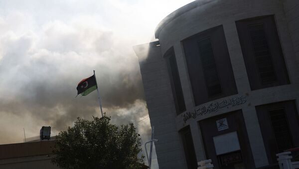 La fumée monte après une attaque contre le bâtiment du ministère des Affaires étrangères, à Tripoli (photo d'archives) - Sputnik Afrique
