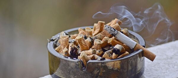 Cendrier plein de mégots (image d'illustration) - Sputnik Afrique