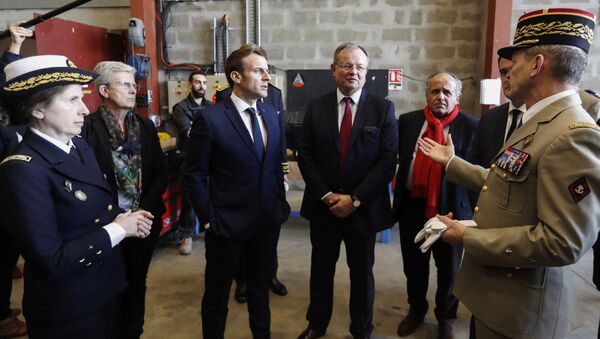 Macron lors de sa visite dans une usine de Pau - Sputnik Afrique