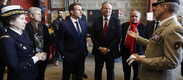Macron lors de sa visite dans une usine de Pau - Sputnik Afrique