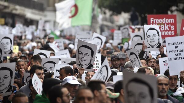 Les Algériens défilent en brandissant des pancartes à l’effigie d’Abana Ramdane à Alger, le 27 décembre 2019. - Sputnik Afrique