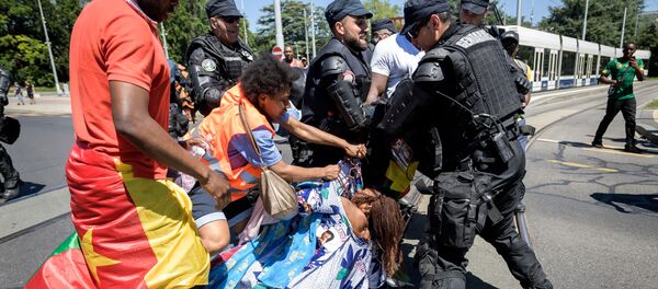 Manifestation de la diaspora camerounaise à Genève à l’occasion de la visite de Paul Biya, le 29 juin 2019. Manifestation de la diaspora camerounaise à Genève à l’occasion de la visite de Paul Biya, le 29 juin 2019. - Sputnik Afrique