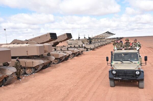 Les exercices à munitions réelles à la frontière avec la Libye, un message explicite de l’armée algérienne? Les exercices à munitions réelles à la frontière avec la Libye, un message explicite de l’armée algérienne? - Sputnik Afrique