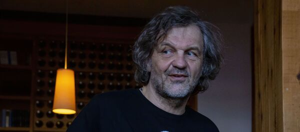 Emir Kusturica dans un T-shirt portant l’inscription «Liberté pour Julian Assange»  - Sputnik Afrique