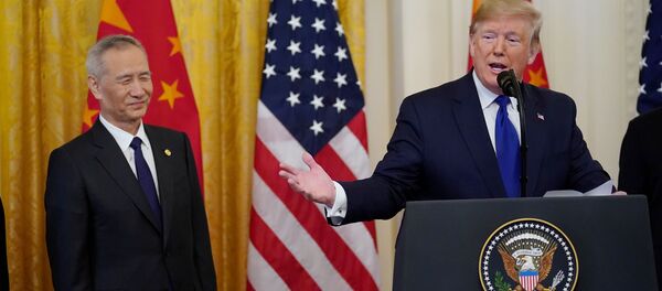 Вице-премьер Госсовета Китая Лю Хэ и президент США Дональд Трамп после подписания торгового соглашения - Sputnik Afrique