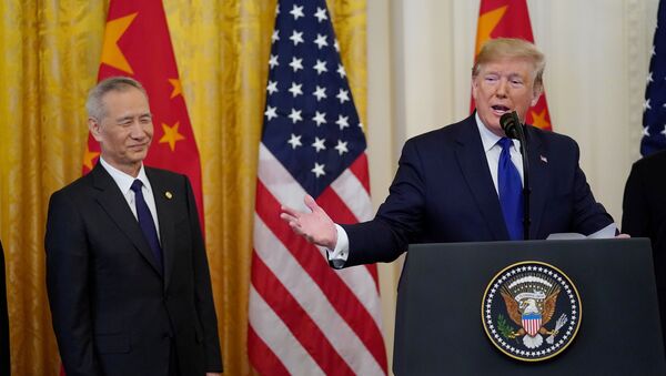 Вице-премьер Госсовета Китая Лю Хэ и президент США Дональд Трамп после подписания торгового соглашения - Sputnik Afrique