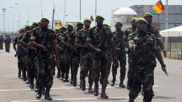 Les troupes camerounaises défilent pour le 50e anniversaire de l’indépendance à Douala. - Sputnik Afrique
