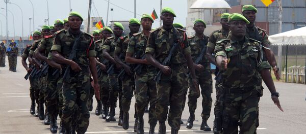 Les troupes camerounaises défilent pour le 50e anniversaire de l’indépendance à Douala. - Sputnik Afrique