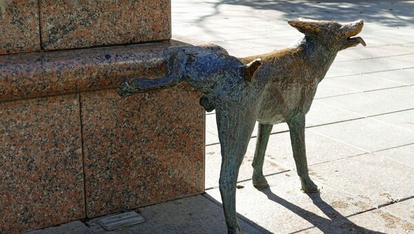 Un chien qui urine (statue) - Sputnik Afrique