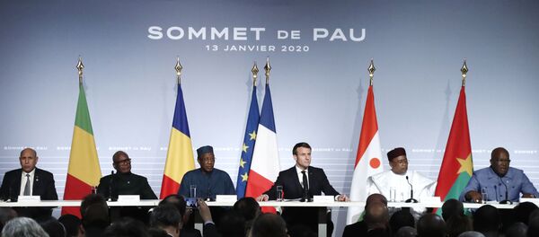 Emmanuel Macron entouré des Présidents africains du G5 Sahel lors du Sommet de Pau du 13 janvier 2020. - Sputnik Afrique