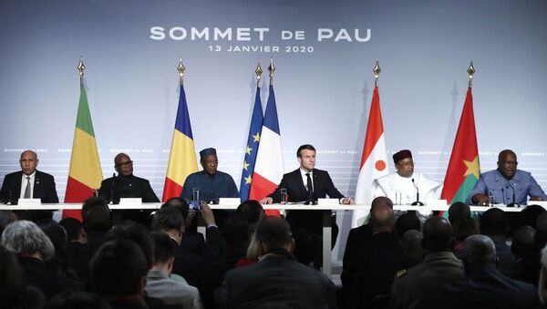 Emmanuel Macron entouré des Présidents africains du G5 Sahel lors du Sommet de Pau du 13 janvier 2020. - Sputnik Afrique
