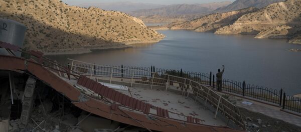 A man takes a picture on the rubble of a destroyed structure after an earthquake in northern Iraq A man takes a picture on the rubble of a destroyed structure after an earthquake in northern Iraq - Sputnik Afrique