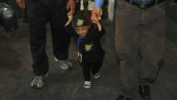 Le plus petit homme du monde qui pouvait marcher, le Népalais Khagendra Thapa Magar - Sputnik Afrique