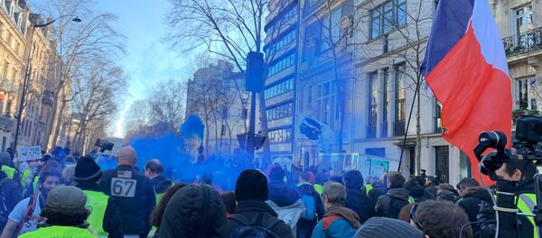 Appel national: les Gilets jaunes manifestent de nouveau à Paris pour leur acte 62 - Sputnik Afrique