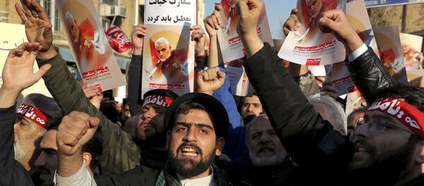 Hardline protesters chant slogans while holding up posters of Gen. Qassem Soleimani in front of British Embassy in Tehran, Iran, Sunday, Jan. 12, 2020 - Sputnik Afrique