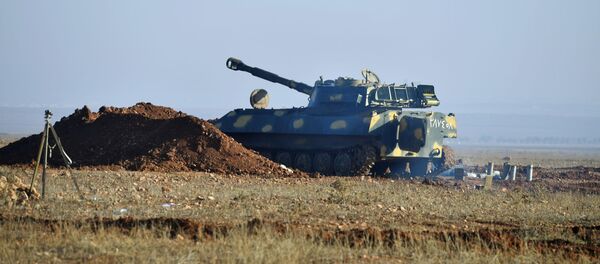 Des matériels de guerre au bord d'une route dans le gouvernorat d'Idlib - Sputnik Afrique