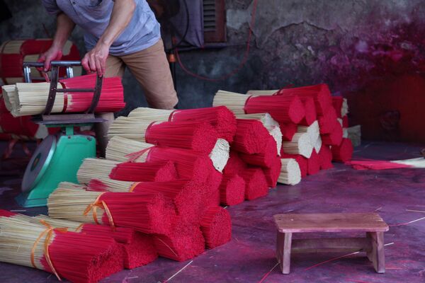 Fabrication artisanale de bâtonnets d’encens dans un village vietnamien. - Sputnik Afrique