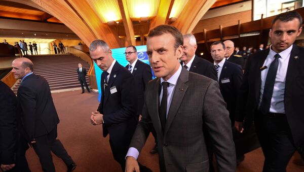French President Emmanuel Macron walks surrounded by his bodyguards upon his arrival at the Council of Europe in Strasbourg on October 31, 2017. - Sputnik Afrique