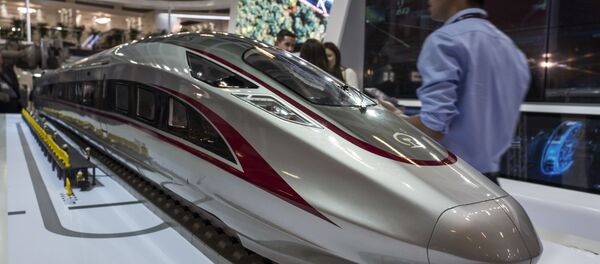 Une maquette du « Fuxing », le train à grande vitesse chinois, au salon du transport ferroviaire Innotrans à Berlin, le 19 septembre 2018. - Sputnik Afrique