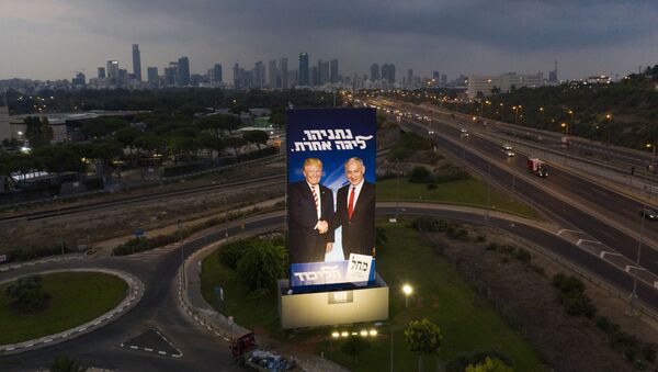 Un énorme panneau d'affichage de la campagne électorale du Likoud montre le Premier ministre israélien Benyamin Netanyahou et le Président américain Donald Trump à Tel Aviv, Israël, dimanche 8 septembre 2019 - Sputnik Afrique