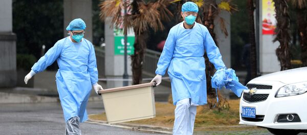 Медработники с коробкой у больницы в Ухане  - Sputnik Afrique