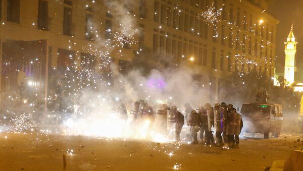 Des feux d'artifice sont déclenchés devant des policiers en position derrière des boucliers anti-émeute lors d'une manifestation contre une élite dirigeante accusée de conduire le Liban vers la crise économique à Beyrouth, Liban, le 18 janvier 2020. - Sputnik Afrique