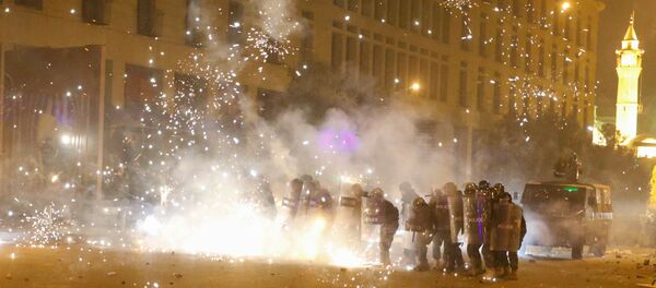Des feux d'artifice sont déclenchés devant des policiers en position derrière des boucliers anti-émeute lors d'une manifestation contre une élite dirigeante accusée de conduire le Liban vers la crise économique à Beyrouth, Liban, le 18 janvier 2020. - Sputnik Afrique