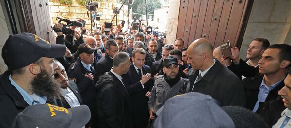 Emmanuel Macron devant la basilique Saint-Anne  - Sputnik Afrique