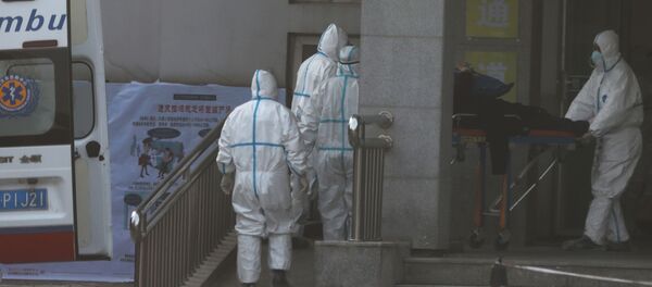 Medical staff transfer a patient from an ambulance at the Jinyintan hospital, where the patients with pneumonia caused by the new strain of coronavirus are being treated, in Wuhan, Hubei province, China January 20, 2020 - Sputnik Afrique