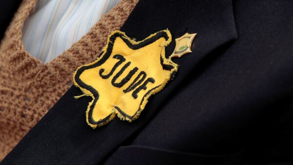 FILE PHOTO: Polish born Mordechai Fox, an 89-year-old Holocaust survivor, wears a yellow Star of David on his jacket during a ceremony marking Holocaust Remembrance Day at Yad Vashem Holocaust Memorial in Jerusalem May 2, 2011 - Sputnik Afrique