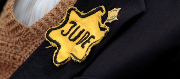 FILE PHOTO: Polish born Mordechai Fox, an 89-year-old Holocaust survivor, wears a yellow Star of David on his jacket during a ceremony marking Holocaust Remembrance Day at Yad Vashem Holocaust Memorial in Jerusalem May 2, 2011 - Sputnik Afrique