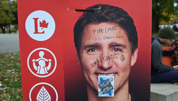 Une affiche de campagne du Premier ministre Justin Trudeau tagguée. - Sputnik Afrique