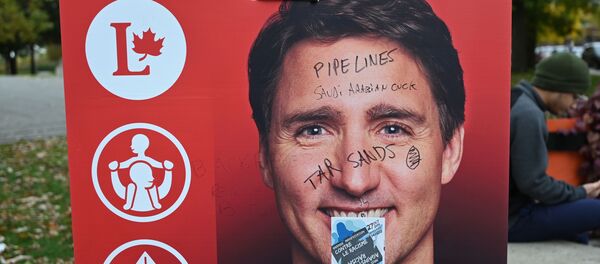 Une affiche de campagne du Premier ministre Justin Trudeau tagguée. - Sputnik Afrique