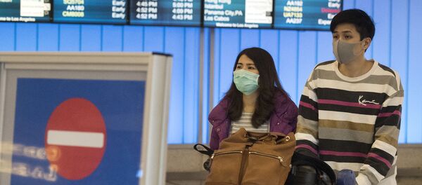 Des passagers portant un masque de protection dans l'aéroport de Los Angeles, le 22 janvier 2020. - Sputnik Afrique